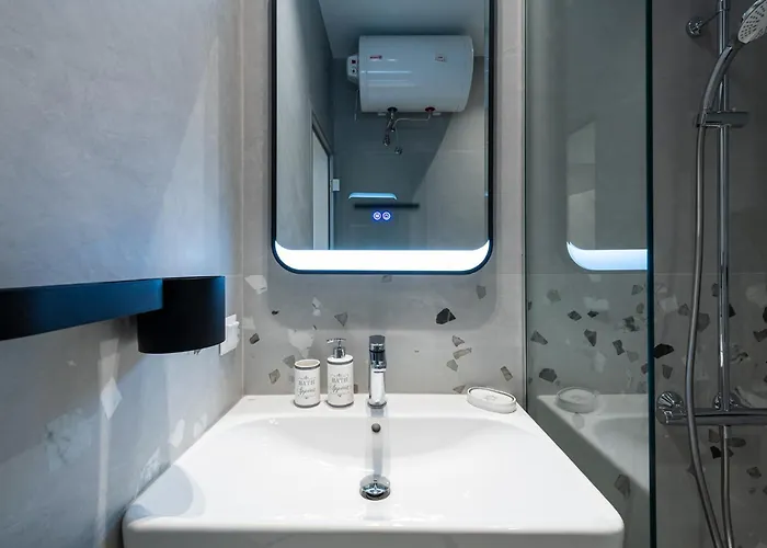 Modern & Stylish Sea With Parking Apartman